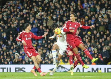 Leeds United 'dan Pascal Struijk ve Liverpool' dan Virgil van Dijk Premier Lig maçı sırasında Leeds United Liverpool 'a karşı Elland Road, Leeds, İngiltere, 6 Aralık 202