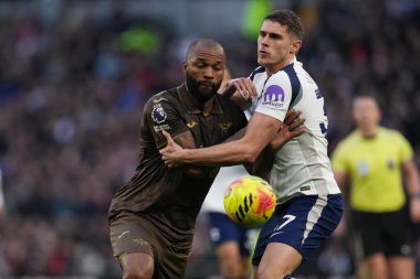 Brentford 'dan Igor Thiago ve Tottenham Hotspur' dan Micky van de Ven Premier Lig maçı sırasında Tottenham Hotspur Brentford 'a karşı Tottenham Hotspur Stadyumu, Londra, 6 Aralık 2025 