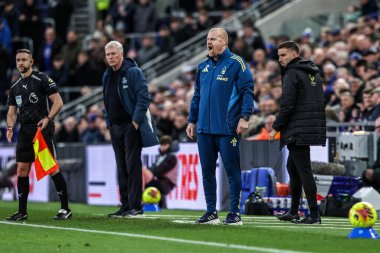 Nottingham Forest 'ın Sean Dyche teknik direktörü Premier League maçında takımına talimat verir. Everton, Nottingham Forest' a karşı Hill Dickinson Stadyumu, Liverpool, 6 Aralık 2025 