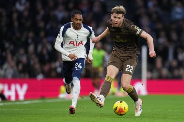 Brentford 'dan Nathan Collins, Premier Lig maçında Tottenham Hotspur' a karşı Tottenham Hotspur Stadyumu 'nda 6 Aralık 2025' te oynanan maçta baskı altında pas attı. 
