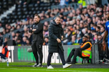 Derby County Müdürü John Eustace, 6 Aralık 2025 'te İngiltere' nin Derby Park Stadyumu 'nda oynanan Derby County - Leicester City maçında çıkarılan kazıya doğru yürüyor. 