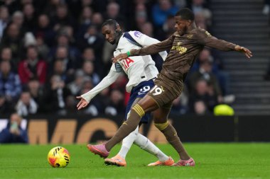 Brentford 'dan Dango Ouattara ve Tottenham Hotspur' dan Randal Kolo Muani Premier Lig karşılaşmasında Tottenham Hotspur Brentford 'a karşı Tottenham Hotspur Stadyumu, Londra, 6 Aralık 2025 