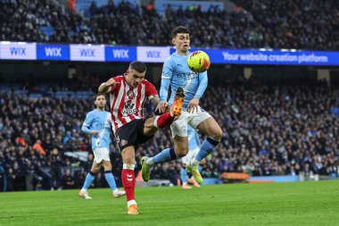 Sunderland 'dan GranitXhaka, Manchester City' nin 6 Aralık 2025 'te Etihad Stadyumu' nda oynanan Premier League maçı sırasında Manchester City 'den Phil Foden' ın baskısıyla topu temizliyor. 