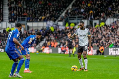 Derby County 'den Corey Blackett-Taylor, 6 Aralık 202' de İngiltere 'nin Derby şehrindeki Leicester City' ye karşı oynanan Sky Bet Şampiyonası maçında topu sürüyor.