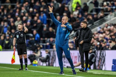 Nottingham Forest 'ın Sean Dyche teknik direktörü Premier League maçında takımına talimat verir. Everton, Nottingham Forest' a karşı Hill Dickinson Stadyumu, Liverpool, 6 Aralık 2025 