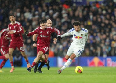 Leeds United takımından Ethan Ampadu, Premier League maçında Leeds United ile Liverpool maçında 6 Aralık 2025 'te Leeds, İngiltere' deki Elland Road 'da koşuyor. 