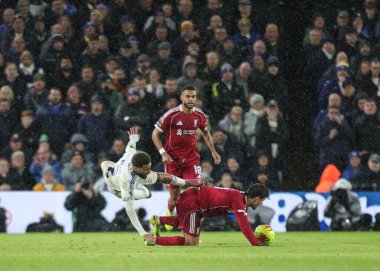 Leeds United takımının Jayden Bogle 'ı, Liverpool Premier Ligi karşılaşmasında Liverpool' dan Milos Kerkez tarafından 6 Aralık 2025 'te Elland Road, Leeds, İngiltere' de Liverpool 'a karşı oynanan karşılaşmada yenildi. 