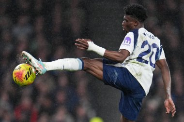 Tottenham Hotspur 'dan Muhammed Kudus, Premier Lig maçında Tottenham Hotspur' un Brentford 'a karşı oynadığı Tottenham Hotspur Stadyumu, Londra, 6 Aralık 2025' te oynanan şiddetli yağmurda topu düşürmeye çalıştı. 