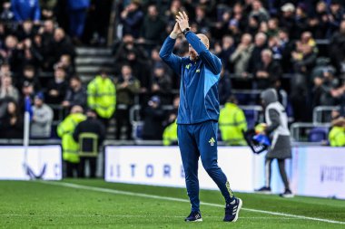 Nottingham Forest 'ın teknik direktörü Sean Dyche, Premier League maçından sonra İngiltere' nin Liverpool şehrindeki Hill Dickinson Stadyumu 'nda oynanan Everton-Nottingham Forest maçında taraftarları alkışlıyor. 