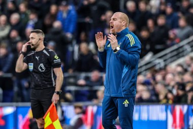 Nottingham Forest 'ın Sean Dyche teknik direktörü Premier League maçında takımına talimat verir. Everton, Nottingham Forest' a karşı Hill Dickinson Stadyumu, Liverpool, 6 Aralık 2025 