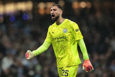 Manchester City kalecisi Gianluigi Donnarumma, 6 Aralık 2025 tarihinde Etihad Stadyumu 'nda oynanan Premier League maçında Phil Foden' ın golünü kutluyor. 