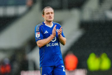 Leicester City 'den Oliver Skipp, 6 Aralık 2025' te İngiltere 'nin Pride Park Stadyumu' nda oynanan Derby County - Leicester City maçında gezgin taraftarları alkışlıyor. 