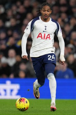 Tottenham Hotspur 'dan Djed Spence Premier Lig karşılaşmasında Tottenham Hotspur' a karşı Tottenham Hotspur Stadyumu, Londra, 6 Aralık 2025 