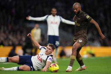 Tottenham Hotspur 'dan Micky van de Ven, 6 Aralık 2025' te Tottenham Hotspur Stadyumu 'nda Premier League Tottenham Hotspur' a karşı oynanan karşılaşmada Brentford 'lu Igor Thiago' nun koluyla topu itmeye çalışıyor. 