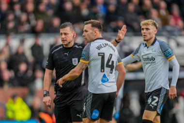 Derby County 'den Andreas Weimann ve Derby County' den Bobby Clark, 6 Aralık 2025 'te İngiltere' nin Pride Park Stadyumu 'nda oynanan Sky Bet Şampiyonası maçında hakemle konuştular. 