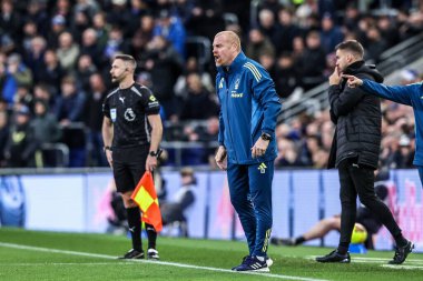 Nottingham Forest 'ın Sean Dyche teknik direktörü Premier League maçında takımına talimat verir. Everton, Nottingham Forest' a karşı Hill Dickinson Stadyumu, Liverpool, 6 Aralık 2025 