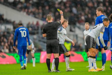 Derby County 'den Liam Thompson, 6 Aralık 2025' te İngiltere 'nin Pride Park Stadyumu' nda oynanan Gökyüzü İddia Şampiyonası maçında Derby County - Leicester City maçında sarı kart gösterildi. 