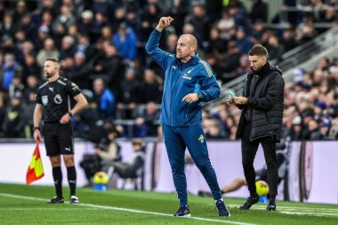 Nottingham Forest 'ın Sean Dyche teknik direktörü Premier League maçında takımına talimat verir. Everton, Nottingham Forest' a karşı Hill Dickinson Stadyumu, Liverpool, 6 Aralık 2025 