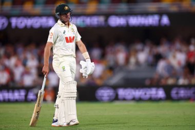 Avustralyalı Marnus Labuschagne, Avustralya 'nın The Gabba, Brisbane Cricket Ground, Brisbane, Avustralya, 7 Aralık 2025 tarihli ikinci NRMA Sigorta Külleri Serisi' nin dördüncü gününde üzgün görünüyor. 