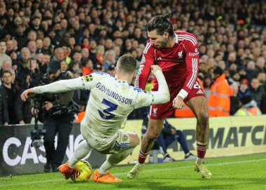 Leeds United takımından Gabriel Gudmundsson, Liverpool 'lu Dominik Szoboszlai tarafından 6 Aralık 2025' te Leeds Road, Leeds 'de Liverpool' a karşı oynanan Premier League maçında yere serildi. 