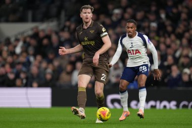 Brentford 'dan Nathan Collins, 6 Aralık 2025' te Tottenham Hotspur, Londra 'daki Tottenham Hotspur Stadyumu' nda oynanan Premier League karşılaşmasında Brentford 'lu Caoimhn Kelleher' a top oynuyor. 