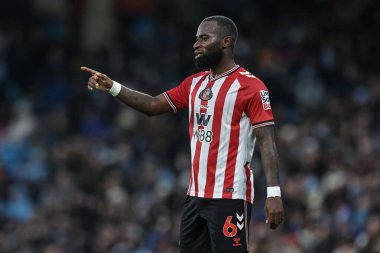 Sunderland 'dan Lutsharel Geertruida, Premier Lig maçında takımına talimat verir. Manchester City, Etihad Stadyumu' nda Sunderland 'a karşı, 6 Aralık 2025 