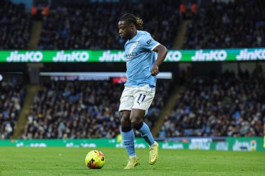 Manchester City 'den Jeremy Doku, Premier League maçında topu Manchester City ile Sunderland' a karşı Etihad Stadyumu 'nda 6 Aralık 2025' te atıyor. 
