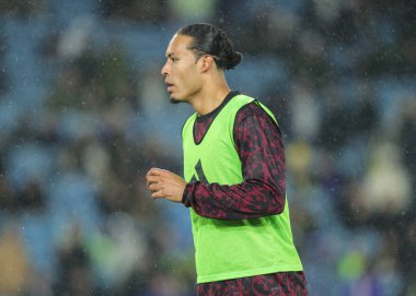 Liverpool 'dan Virgil van Dijk Premier League maçında Liverpool' a karşı Leeds United maçı sırasında 6 Aralık 2025 'te Leeds, İngiltere' de oynanan maç öncesi ısınma maçında 