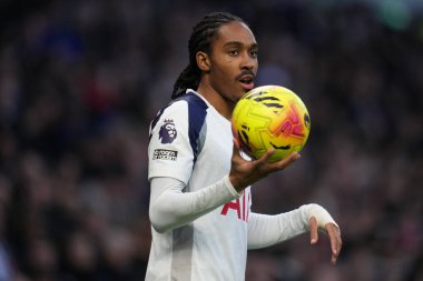 Tottenham Hotspur 'dan Djed Spence Premier League maçında Tottenham Hotspur, Brentford' a karşı Tottenham Hotspur Stadyumu 'nda, 6 Aralık 2025 