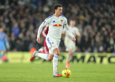 Leeds United takımından Ethan Ampadu, Premier League maçında Leeds United 'ın Liverpool' a karşı oynadığı 6 Aralık 2025 'teki Elland Road, Leeds maçında topu bırakıyor. 