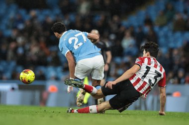 Sunderland 'dan Luke O' Nien Manchester City 'den Matheus Nunes' e faul yaptı ve Premier League maçında kırmızı kart aldı Manchester City - Sunderland maçı, Manchester, İngiltere, Etihad Stadyumu, 6 Aralık 2025 