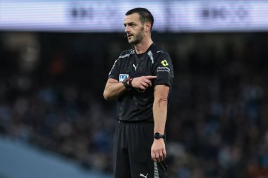 Hakem Andy Madley Premier Lig maçı sırasında Manchester City ile Sunderland arasındaki Etihad Stadyumu, Manchester, İngiltere, 6 Aralık 2025 