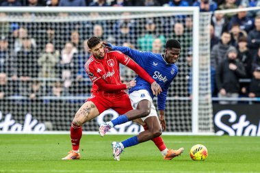 İngiltere 'nin Liverpool şehrindeki Dickinson Stadyumu' nda oynanan Premier League maçı sırasında Nottingham Ormanı 'ndan Morato' nun faul yaptığı Thierno Barry, Everton 'a karşı Nottingham Ormanı maçı sırasında faul yaptı. 