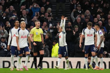 Tottenham Hotspur 'dan Xavi Simons, Tottenham Hotspur' un Premier League maçında Tottenham Hotspur 'a karşı Brentford' un 6 Aralık 2025 'te Londra' daki Tottenham Hotspur Stadyumu 'nda attığı ilk golünü kutluyor. 