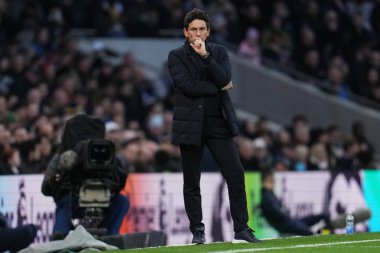 Keith Andrews Premier Lig karşılaşmasında Brentford 'un teknik direktörü Tottenham Hotspur, Brentford' a karşı Tottenham Hotspur Stadyumu, Londra, 6 Aralık 2025 