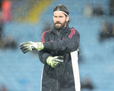Liverpool kalecisi Alisson Becker Premier League maçında Leeds United Liverpool 'a karşı Elland Road, Leeds, İngiltere' de 6 Aralık 2025 'te oynanan ısınma maçında 