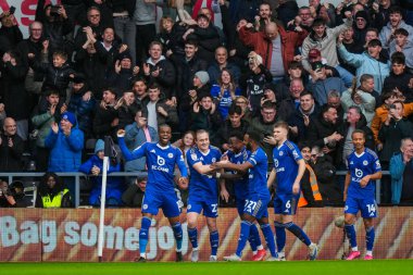 Leicester City, 6 Aralık 2025 'te İngiltere' nin Pride Park Stadyumu 'ndaki Derby County - Leicester City maçında taraftarları arka planda sevinçten havalara uçarken ikinci golü attı. 