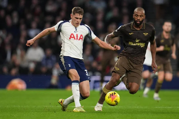 Tottenham Hotspur 'dan Micky van de Ven, Premier League maçında Brentford' lu Igor Thiago 'nun baskısı altında Tottenham Hotspur' a karşı Brentford 'da Tottenham Hotspur Stadyumu, Londra, 6 Aralık 2025 