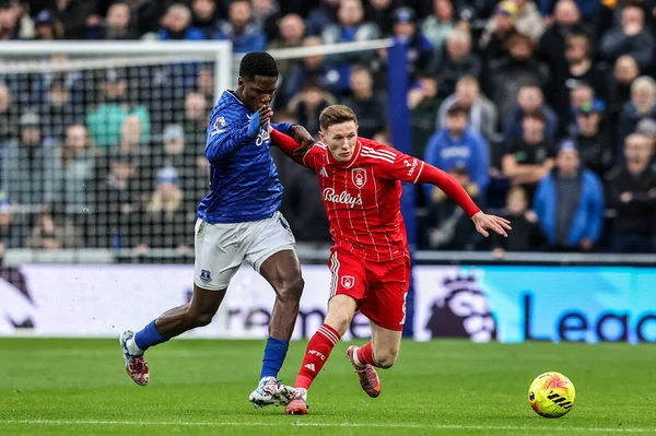Nottingham Ormanı 'ndan Elliot Anderson Premier League maçında Everton, Nottingham Ormanı' na karşı 6 Aralık 2025 'te Liverpool, Liverpool' daki Hill Dickinson Stadyumu 'nda Thierno Barry tarafından faul yaptı. 