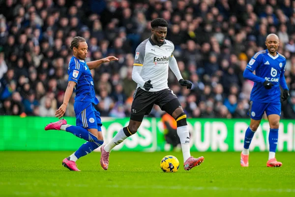 Leicester City 'den Bobby Decordova-Reid, Derby County' den Patrick Agyemang 'i 6 Aralık 2025' te İngiltere 'nin Pride Park Stadyumu' ndaki Derby County - Leicester City maçında yendi. 