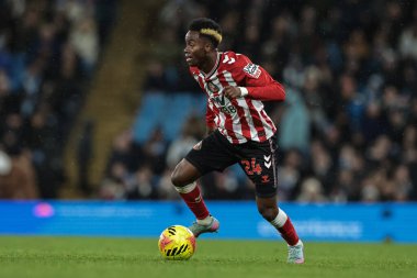 Sunderland 'dan Simon Adingra Premier League maçında topla birlikte Manchester City ile Sunderland maçında Etihad Stadyumu, Manchester, İngiltere, 6 Aralık 2025 