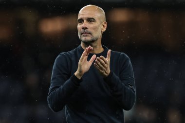 Manchester City 'nin Pep Guardiola teknik direktörü, Premier League' in 6 Aralık 2025 'te Etihad Stadyumu' nda Manchester City ile Sunderland arasındaki final düdüğünün ardından taraftarları alkışlıyor. 