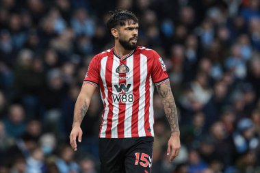 Sunderland 'dan Omar Alderete, 6 Aralık 2025 tarihinde Etihad Stadyumu' nda oynanan Premier Lig karşılaşmasında Manchester City ve Sunderland maçını izliyor. 