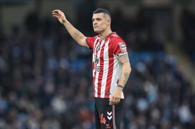 Sunderland 'dan GranitXhaka, 6 Aralık 2025 tarihinde Etihad Stadyumu' nda Manchester City ile Sunderland arasındaki Premier League maçında tepki gösterdi. 