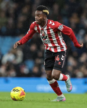 Sunderland 'dan Simon Adingra Premier League maçında topla birlikte Manchester City ile Sunderland maçında Etihad Stadyumu, Manchester, İngiltere, 6 Aralık 2025 