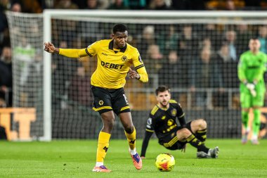 Wolverhampton Wanderers takımından Yerson Mosquera Premier League maçında pas veriyor Wolverhampton Wanderers, Manchester United 'a karşı Molineux, Wolverhampton, Birleşik Krallık, 8 Aralık 2025 