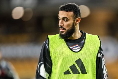 Manchester 'dan Noussair Mazraoui Premier Lig maçında maç öncesi ısınma maçında Wolverhampton Wanderers, Manchester United' a karşı Molineux, Wolverhampton, Birleşik Krallık, 8 Aralık 2025 