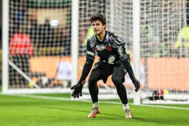 Manchester United kalecisi Senne Lammens Premier League maçında ısınma turunda Wolverhampton Wanderers, Manchester United 'a karşı Molineux, Wolverhampton, İngiltere, 8 Aralık 2025 