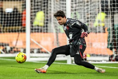 Manchester United kalecisi Senne Lammens Premier League maçında ısınma turunda Wolverhampton Wanderers, Manchester United 'a karşı Molineux, Wolverhampton, İngiltere, 8 Aralık 2025 