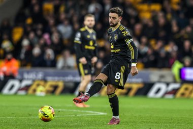 Manchester Untie 'den Bruno Fernandes Premier Lig maçında pas veriyor Wolverhampton Wanderers, Manchester United' a karşı Molineux, Wolverhampton, İngiltere, 8 Aralık 2025 